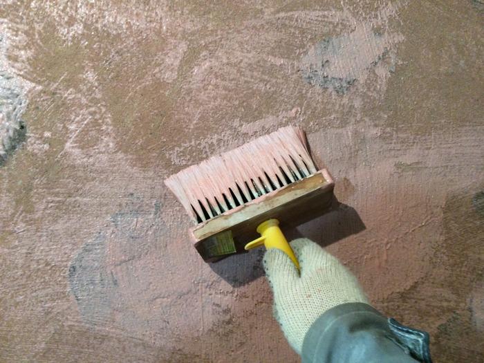 Перед нанесением шпаклевочной смеси на бетонное основание требуется предварительно загрунтовать его