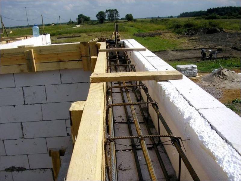 Рекомендации по самостоятельному строительству дома из газобетонных блоков — от фундамента до кровли